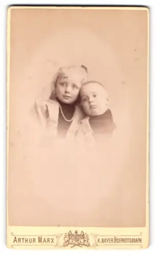 Fotografie Arthur Marx, Frankfurt a. M., Bleichstrasse 28, Zwei Kinder in Umarmung
