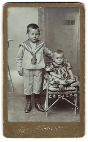 Fotografie Wilhelm Riege, Lüneburg, Stintmarkt 16, Zwei Kinder in traditioneller Kleidung