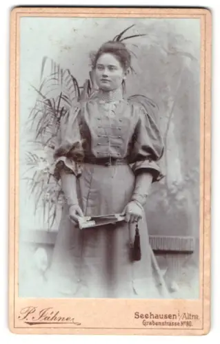 Fotografie P. Fähne, Seehausen i. Altm., Grabenstrasse Nr. 80, Damenporträt mit Pflanzen