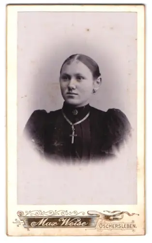 Fotografie Max Weise, Oschersleben, Ritterstrasse, Frau im dunklen Kleid mit Kreuzanhänger