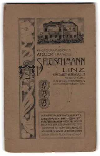 Fotografie S. Fleischmann, Linz, Jungwirthstrasse 8, Ansicht Linz, Monogram des Fotografen mit Blumen, Ateliergebäude