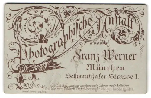 Fotografie Franz Werner, München, Schwanthaler-Strasse 1, Filigrane Blätter- und Blumenranken über den Namen des Ateliers