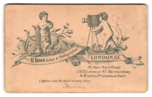 Fotografie H. Bown, London, 43 New Kent Road, Kleinkinder als Fotograf und Modell mit Rosenranken