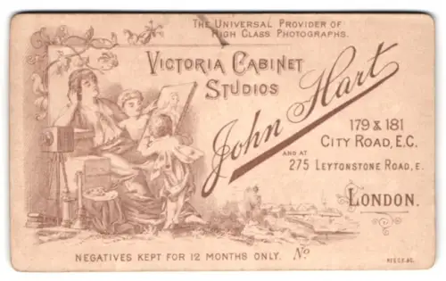 Fotografie John Hart, London, City Road 179 & 181, Dame mit Elfe und gemaltem Porträt neben einem Fotoapparat