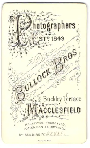 Fotografie Bullock Bros, Macclesfield, Buckley Terrace, Name des Ateliers mit filigraner Verzierung