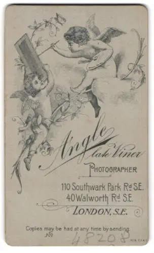 Fotografie Angle, London, Southwark Park Rd 110, Zwei kleine Engel beim Malen eines Gemäldes