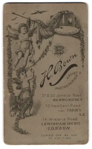 Fotografie H. Bown, Bermondsey, Jamaica Road 31 & 33, Monogram des Fotografen, Zwei Engel mit Blütengirlanden und Kamera