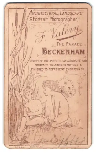 Fotografie F. Valery, Beckenham, The Parade, Zwei Elfen mit einem Spiegel am Flussufer sitzend