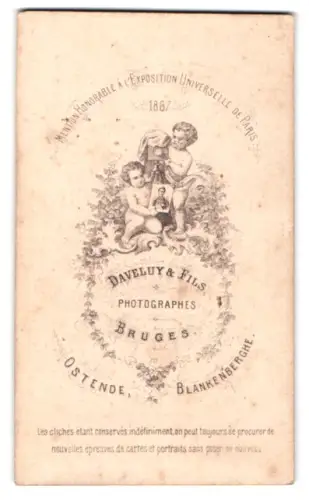 Fotografie Daveluy & Fils, Bruges, Kleinkinder mit einem Fotoapparat und einem Porträt