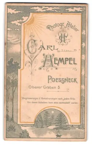 Fotografie Carl Hempel, Poessneck, Oberer Graben 5, Monogram des Fotografen, Strahlende Sonne scheint auf Ateliernamen
