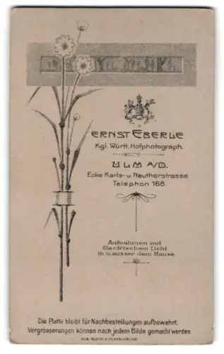 Fotografie Ernst Eberle, Ulm a. D., Karlsstrasse, Kleine Blüten vor Panorama eines Waldes, Kgl. Wappen