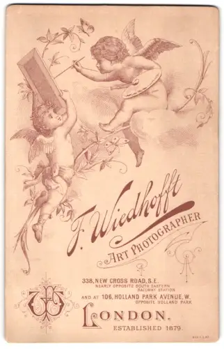 Fotografie F. Wiedhofft, London, New Cross Road 338, Zwei Engelchen malen ein Porträt, Monogram des Fotografen