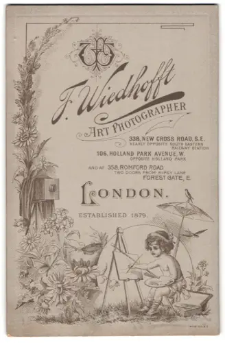 Fotografie F. Wiedhofft, London, New Cross Road 338, Monogram des Fotografen, Fotogapparat und Blumen, Kleiner Maler