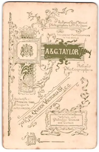 Fotografie A. & G. Taylor, London, Queen Victoria St, 78, Ateliername auf filigran verziertem Schild mit Ranken