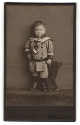Fotografie Alfred Bischoff, Jena, Johannisplatz 25, Kleiner Junge mit Teddybär