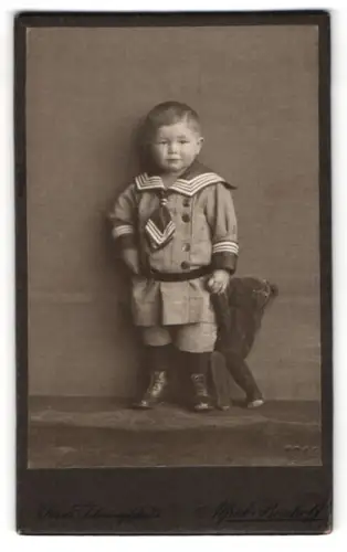 Fotografie Alfred Bischoff, Jena, Johannisplatz 25, Junge im Matrosenanzug mit Teddybär