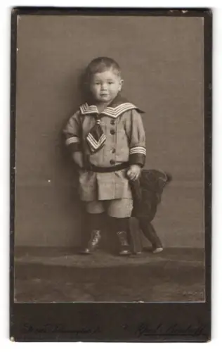 Fotografie Alfred Bischoff, Jena, Johannisplatz 25, Kleiner Junge mit einem Teddybären