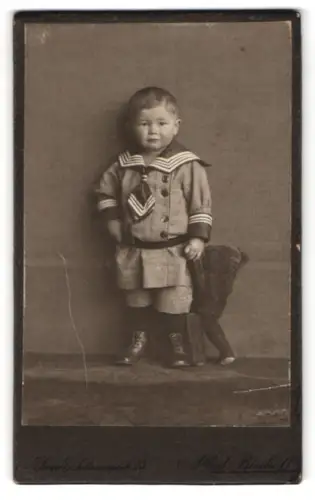 Fotografie Alfred Bischoff, Jena, Johannisplatz 25, Kleiner Junge im Matrosenanzug mit Teddy