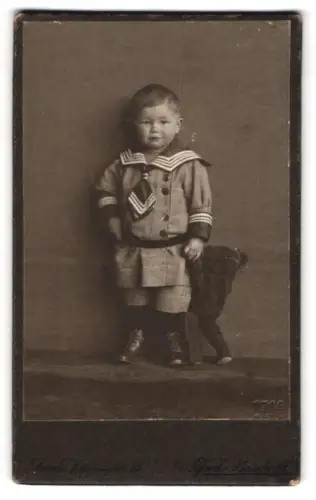Fotografie Alfred Bischoff, Jena, Johannisplatz 25, Kleiner Junge mit einem Teddy in der Hand