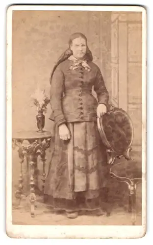 Fotografie Würthle & Spinnhirn, Salzburg, Schwarzstr. 9, Porträt einer Dame in Tracht