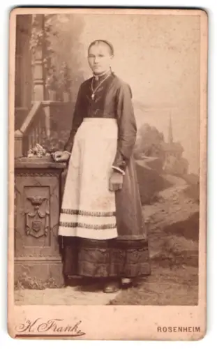 Fotografie K. Frank, Rosenheim, Frühlingstrasse 13, Junge Dame in Tracht mit Schürze