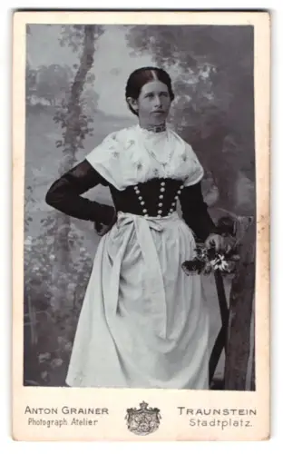 Fotografie Anton Grainer, Traunstein, Stadtplatz, Junge Dame in Tracht mit Flechtfrisur