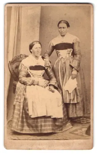 Fotografie J. Liesack, Rosenheim, Heiligengeistgasse, Zwei Damen in Trachten