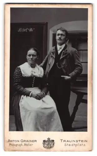 Fotografie Anton Grainer, Traunstein, Stadtplatz, Junges Paar in Trachten