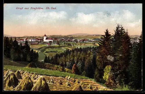 AK Neufelden /Ob. Oest., Panorama mit Ort und Kirche, Garben