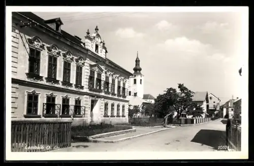 AK Lembach /Ob. Öst., Strasse mit barockem Gebäude und Kirche