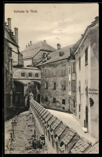 AK Schwaz in Tirol, Gasse mit Gasthaus, Mauer und Torbogen