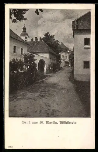 AK St. Martin /Mühlkreis, Dorfstrasse mit Torbogen und Kirche