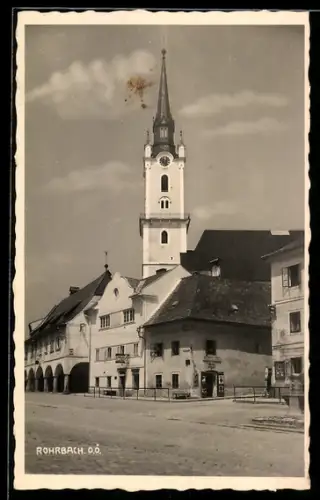 AK Rohrbach /O.Ö., Kirche und Häuserzeile mit Arkaden