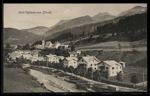 AK Fieberbrunn /Tirol, Dorf mit Kirche, Bach und Gebirgspanorama