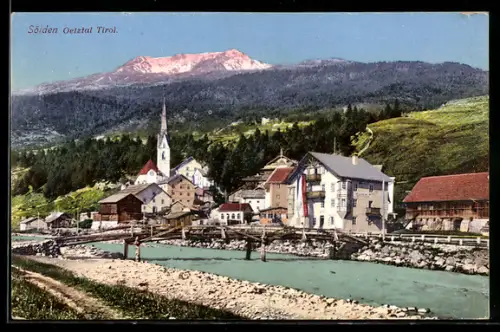 AK Sölden /Ötztal, Ortsansicht mit Kirche, Brücke und Bergpanorama