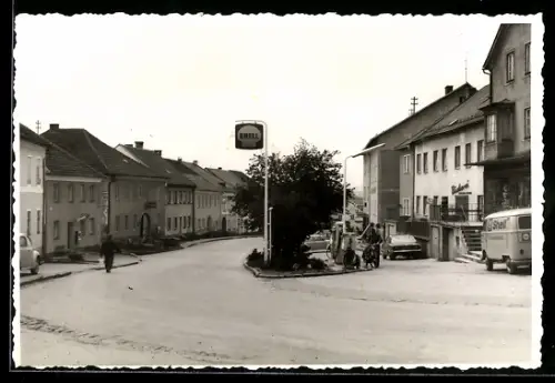 AK Neukirchen a. Walde, Strassenpartie mit Shell-Tankstelle
