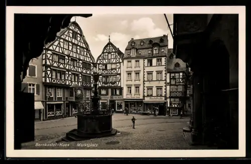AK Bernkastel-Kues, Marktplatz mit Brunnen