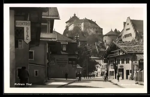 AK Kufstein /Tirol, Strassenansicht mit Festung
