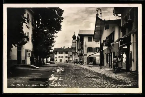 AK Reutte /Ausserfern, Hauptstrasse, mit Post, Turm, Geschäften