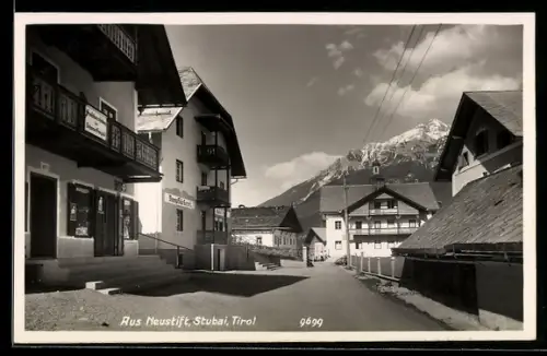 AK Neustift /Stubai, Dorfstrasse mit Bergpanorama