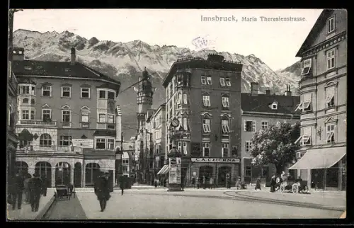AK Innsbruck, Maria Theresienstrasse, Strassenszene mit Gebirgspanorama