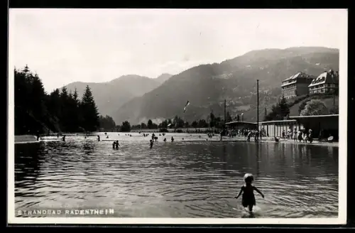 AK Radenthein, Strandbad mit Bergpanorama
