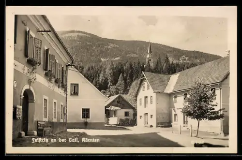 AK Feistritz an der Gail, Strasse mit Gasthof Jarnach und Blick zur Kirche