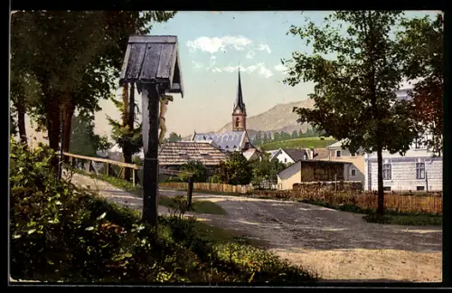 AK Hermagor, Strasse mit Bildstock und Kirche