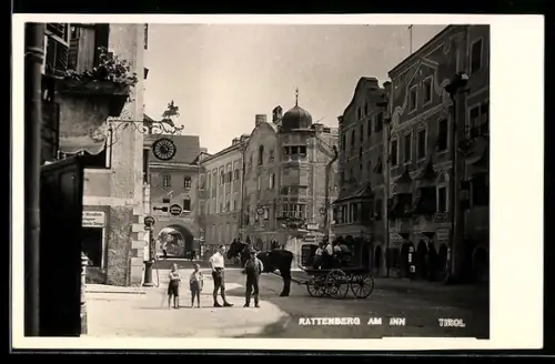 AK Rattenberg am Inn, Strassenpartie mit Torbogen, Häuserzeile und Pferdefuhrwerk