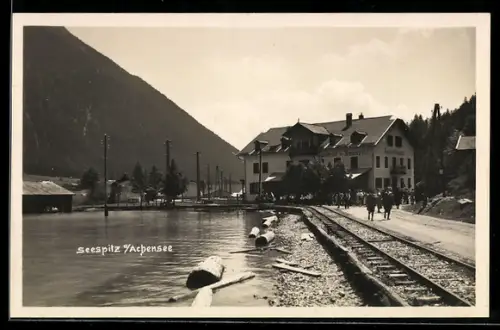 AK Seespitz /Achensee, Seeufer mit Bahngleis und Gasthof Seespitz