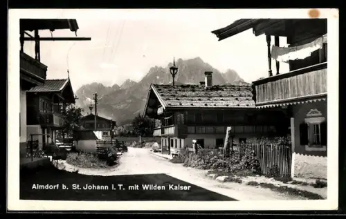 AK Almdorf b. St. Johann i. T., Strassenpartie mit Wilden Kaiser