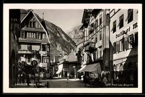 AK Landeck /Tirol, Strasse mit Hotel Post, Gasthof und Gebirgspanorama