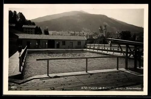 AK Steinach a /d Brenner, Schwimmbad mit Blick zur Kirche