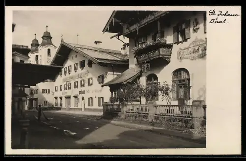 AK St. Johann /Tirol, Strasse mit Gasthof zur Post und Kirche